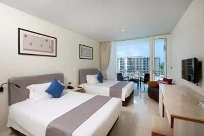 Deluxe tweepersoonskamer met twee tweepersoonsbedden en balkon — Splash Beach Resort Phuket, Family-Friendly Beachfront Resort
