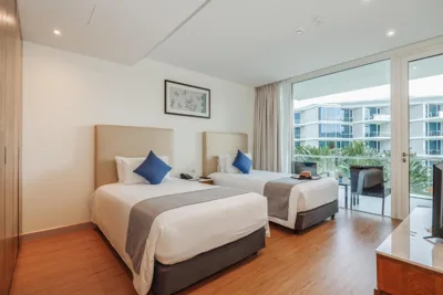 Deluxe kamer met twee eenpersoonsbedden en balkon — Splash Beach Resort Phuket, Family-Friendly Beachfront Resort