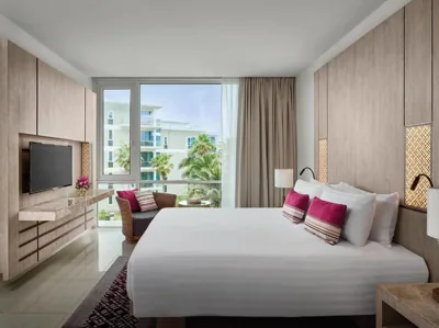 Executive kamer met kingsize bed zonder balkon — Splash Beach Resort Phuket, Family-Friendly Beachfront Resort